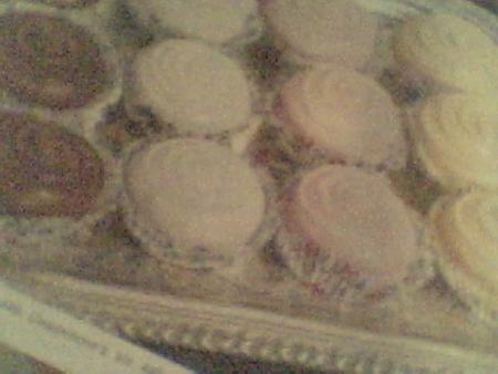 petite patisserie aux cholats et a la vanilles et aux fraises et aux cafes